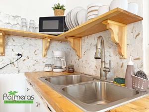 Een keuken of kitchenette bij Palmeras Beach Apartments - Playa Santa