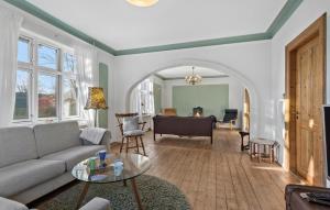 HumbleにあるFour-Bedroom Holiday Home In Humbleのソファとテーブルのあるリビングルーム