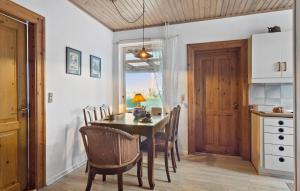 HumbleにあるFour-Bedroom Holiday Home In Humbleのテーブルと椅子のあるキッチンとダイニングルーム