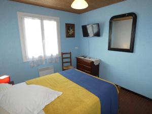 Posteľ alebo postele v izbe v ubytovaní Maison de Vacances à 1km de la Plage - 2 Chambres, Jardin, Terrasses, Proche Commerces - FR-1-540-252
