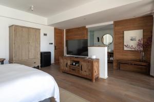 Televiisor ja/või meelelahutuskeskus majutusasutuses Dali Shishanfang Golf Hotel