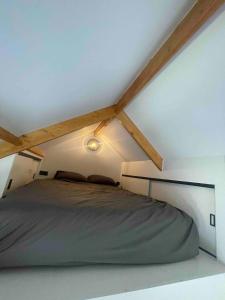 WestzaanにあるUnique Lodge 22 min from Amsterdam CSの天井の白い部屋のベッド1台