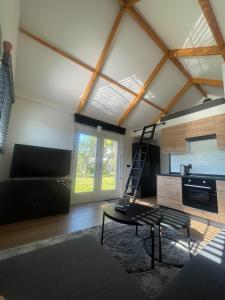 WestzaanにあるUnique Lodge 22 min from Amsterdam CSのはしごとテーブルのあるリビングルーム