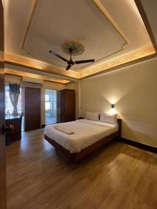 um quarto com uma cama com teto em Trekkers Home em Catmandu