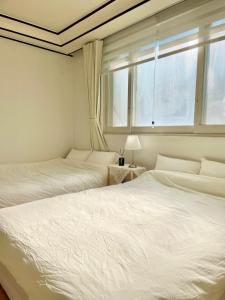 Postel nebo postele na pokoji v ubytování Slow Stay, #SK Hynix#5 minutes to Chungnam National University#10 minutes to Terminal#Hotel Bedding + 10 fotografií