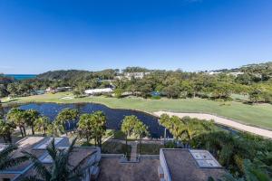 科夫斯港Accor Vacation Club at Pacific Bay的享有高尔夫球场空中美景,设有池塘