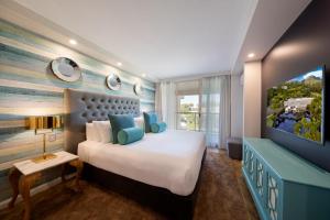 科夫斯港Accor Vacation Club at Pacific Bay的一间带一张大床和一台电视的卧室