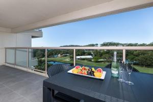 科夫斯港Accor Vacation Club at Pacific Bay的阳台上的桌子上放着一盘水果