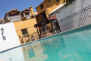 una gran piscina frente a un edificio en Casa Rural Las Grullas, en El Hito