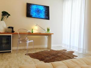 a living room with a desk and a chair at Best Season in Reggio di Calabria