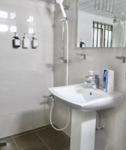 Koupelna v ubytování Slow Stay, #SK Hynix#5 minutes to Chungnam National University#10 minutes to Terminal#Hotel Bedding