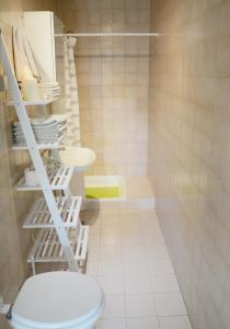 uma casa de banho com um WC branco e um lavatório. em Apartments Marjana em Portorož