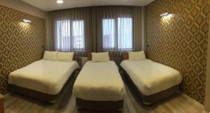 Postel nebo postele na pokoji v ubytování Okur Otel