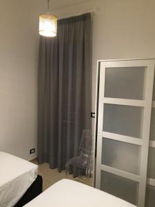 サン・ヴィート・ロ・カーポにあるFresco Mare Bluのベッドルーム1室(ベッド1台、窓、椅子付)