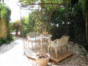 a table and chairs in a garden with a tree at La Morosa in Castel Rigone
