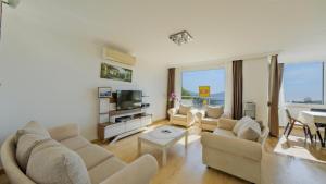 TV a/nebo společenská místnost v ubytování Kalkan 5 Bedroom Villa - 1092