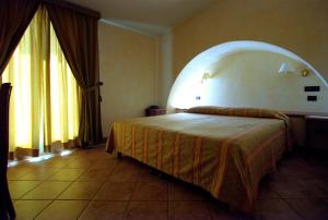 Un pat sau paturi într-o cameră la Hotel Belvedere