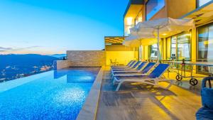 Bazén v ubytování Kalkan 3 Bedroom Villa 9937 nebo v jeho okolí