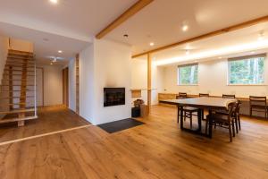 TV a/nebo společenská místnost v ubytování Rinrei terrace 一棟貸切 シングルルーム6部屋 各部屋トイレ シャワー付