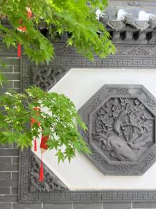 澄江县Fuxian Lake Qishe B&B的建筑物一侧的雕刻