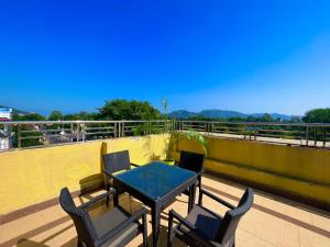 Balkón nebo terasa v ubytování Hotel The Rio, Haridwar