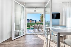 TV a/nebo společenská místnost v ubytování Jesolo Village Beach House - Host Solution