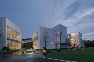 eine Darstellung eines großen weißen Gebäudes in der Nacht in der Unterkunft 西坡劳岭良室民宿 in Wukang