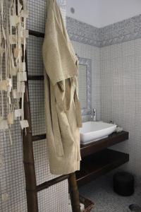 a bathroom with a sink and a towel on a rack at Villa Cullinan in Kokóni