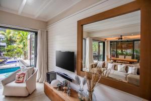 Un televizor și/sau centru de divertisment la Rising Sun - Stylish & Comfortable Marina Duplex