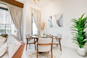 Un comedor con mesa y sillas en Luxury Villa in Marbella RAK, en Ras al Khaimah