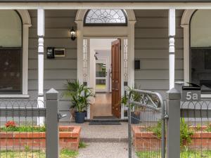 drzwi wejściowe domu z bramą w obiekcie Palm Cottage w mieście Benalla +6 zdjęć