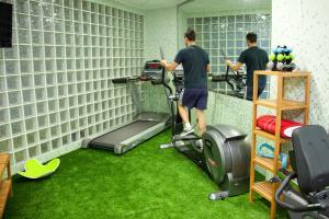 Fitness center at/o fitness facilities sa Apartamentos Campuebla