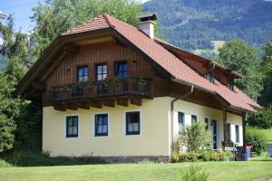 ein Haus mit Balkon darüber in der Unterkunft Klieber - Urlaub am Biobauernhof in Millstatt