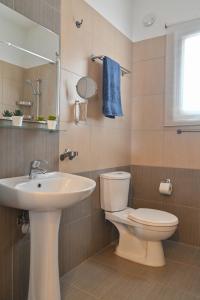 Ванная комната в Wealthystays 3BR Terrace BBQ Villa with pool +17 фотографий