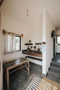 a living room with a bench and a table at Tres Velas Surf in Celestino Gasca