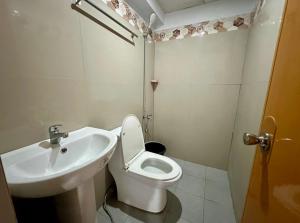un bagno con un water e un lavandino di RedDoorz at FJ Hotel Tubungan Iloilo a Tubungan Altre 19 foto