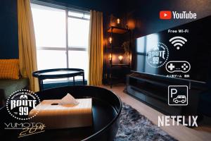 箱根Hakone 8mins walk-modern style FreeNetflix Switch - Unit 204的带电视和桌子的客厅