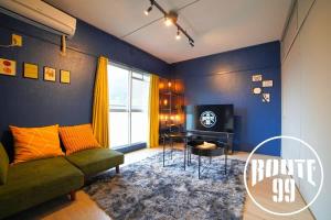 箱根Hakone 8mins walk-modern style FreeNetflix Switch - Unit 204的带沙发和电视的客厅