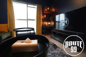 箱根Hakone 8mins walk-modern style FreeNetflix Switch - Unit 204的客厅配有圆形咖啡桌和沙发
