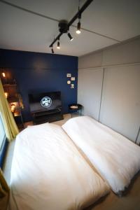 箱根Hakone 8mins walk-modern style FreeNetflix Switch - Unit 204的一间配有电视的客房内的一张大白色床