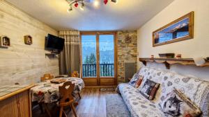 a living room with a couch and a table at Résidence Sagittaire - Appartement rénové avec balcon · Centre station MAE-7398 in Flaine