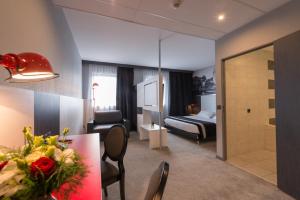 Postel nebo postele na pokoji v ubytování Hôtel des Lumières Lyon Meyzieu Arena Stadium