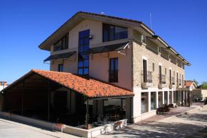 a building with an orange roof on a street at Hotel Rural Corazón de las Arribes in Aldeadávila de la Ribera