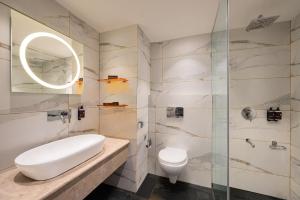 un bagno con wc e doccia in vetro di Ginger Srinagar Barzulla Near Srinagar Airport a Srinagar