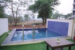 Bazén v ubytování Ivy Bliss Studio with Private Pool, B 09, Karjat nebo v jeho okolí