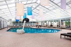 una gran piscina en un gran edificio en Quality Inn and Conference Centre, en Pembroke