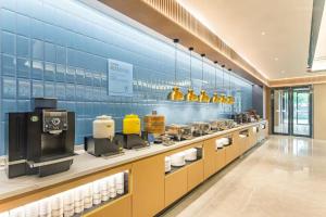 a kitchen with aasteryasteryasteryasteryasteryasteryasteryasteryasteryasteryasteryastery at Holiday Inn Express Hangzhou Qianjiang CenturyCity by IHG in Hangzhou