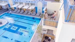 Bazén v ubytování Almogim Suites Eilat Hotel nebo v jeho okolí