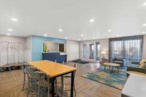 Dapur atau dapur kecil di WoodSpring Suites Centennial - Denver Tech Center