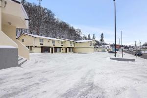冬天的Econo Lodge Manistee